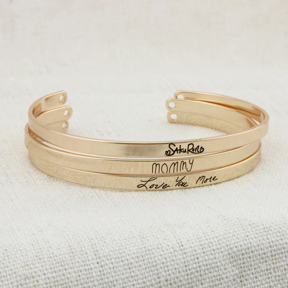 Personalized bracelet: Your love story, your style!