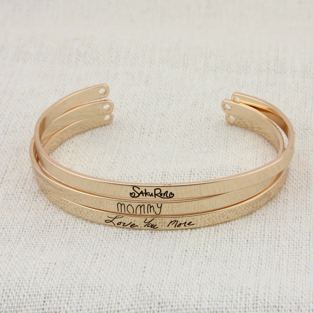 Personalized bracelet: Your love story, your style!