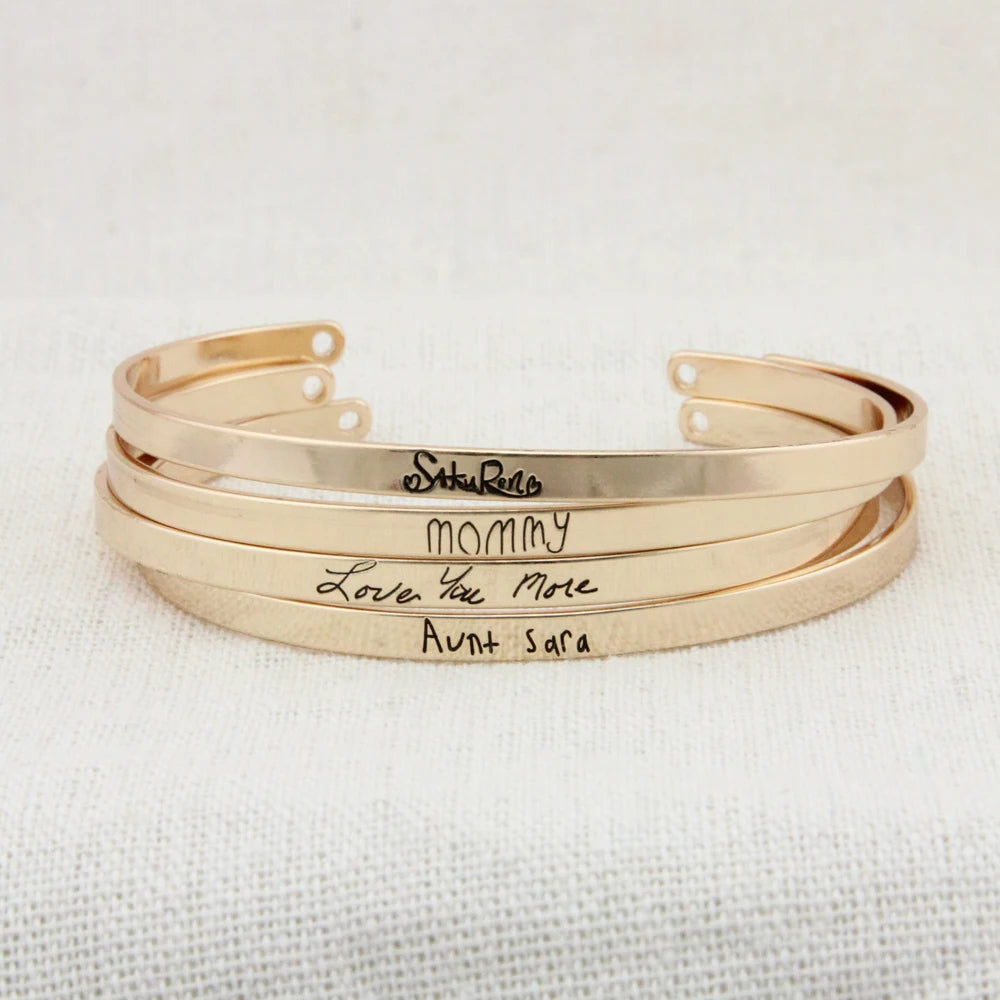 Personalized bracelet: Your love story, your style!